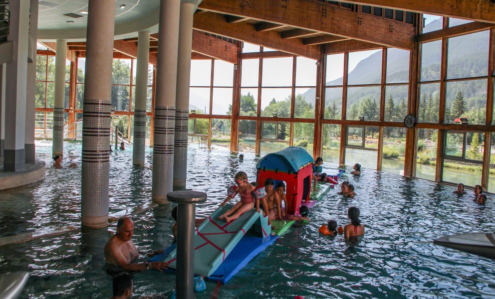 Jeux aquatiques bassin intérieur